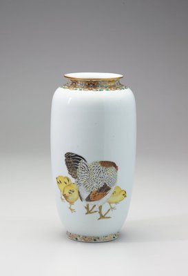 Alternate image of Vase with design of cocks, hens and chicks by Soga Tokumaru, Hyôchien Company