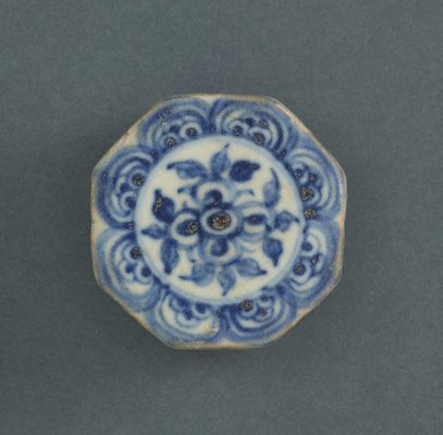 Alternate image of Octagonal covered box with floral motifs by Southern kilns, Export ware