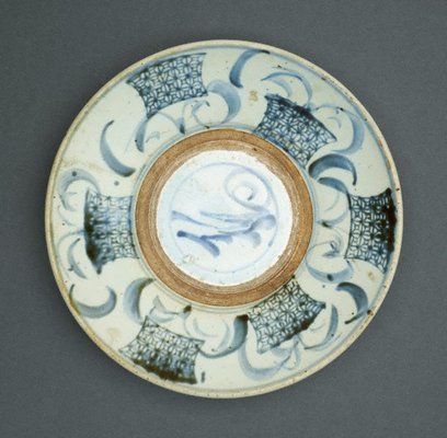 Alternate image of Shallow bowl with a stacking ring in the cavetto and block-printed flower baskets and hand-painted flower scrolls by Fujian kilns, Guangdong kilns