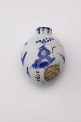 Alternate image of Heart shaped snuff bottle by 
