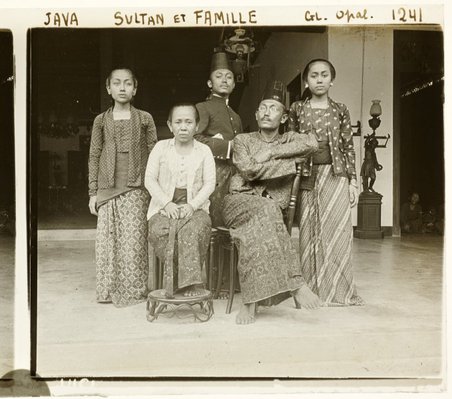 Alternate image of Yogyakarta sultan and family by Unknown photographer