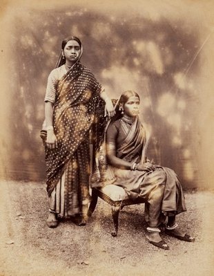 Alternate image of recto: Nautch girls, Bombay (group portrait)
verso: (2 women) by Taurines studio