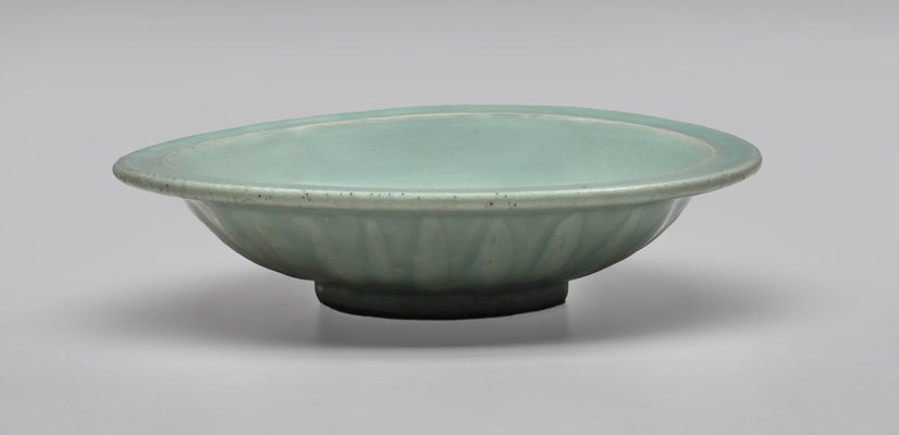 Alternate image of Dish with two fish design by Longquan ware