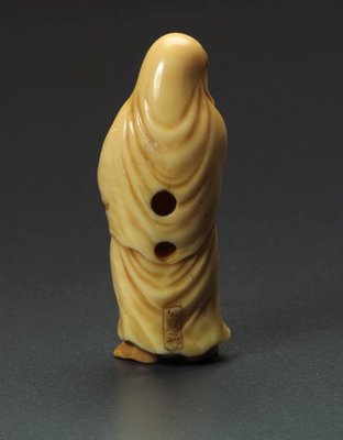 Alternate image of Netsuke in the form of a standing Daruma by 