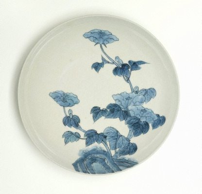 Alternate image of Set of 2 round dishes with décor of hibiscus and garden rock by Arita ware/ Nabeshima style