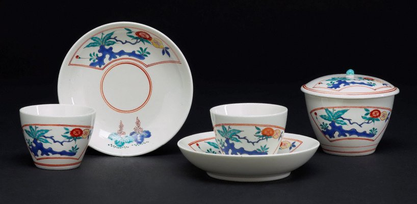 Alternate image of Pair of tea bowls and saucers and a sugar bowl and cover by Chantilly porcelain manufactory