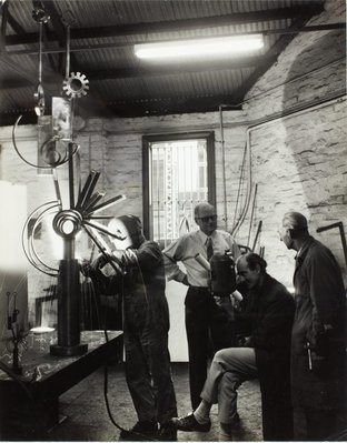 Alternate image of Robert Klippel and Les Wild supervising the fabrication of 'Opus 264b' 1971 by Unknown